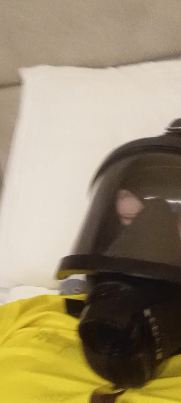 Latex Boy: Gaz maskeli lateks vis drone boşalıyor