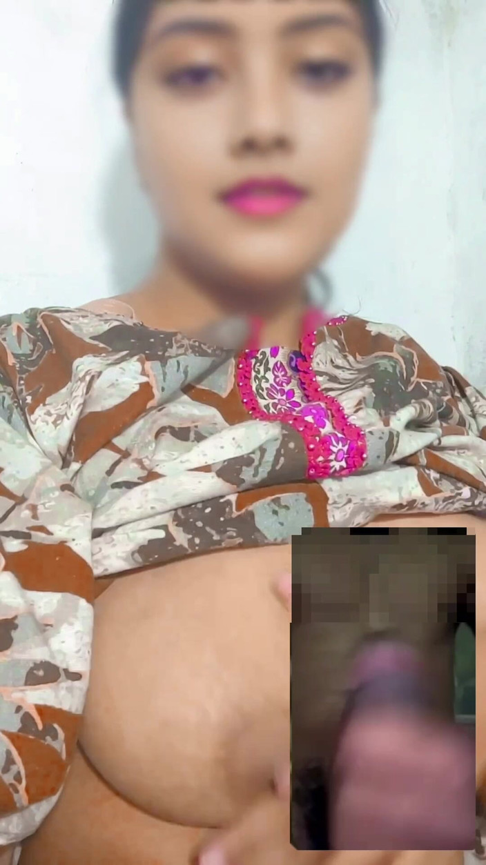 Muscool: 德西处女女孩为她的继兄弟手淫或视频通话