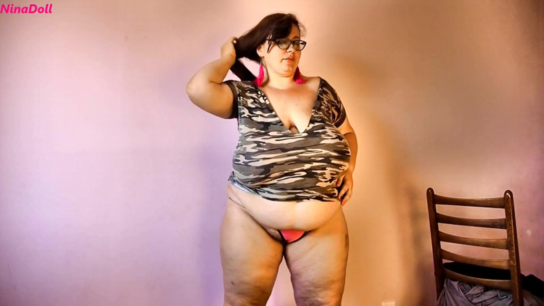 Nina Doll: Taquine u en portant différentes chemises, coaching masturbatoire