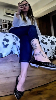 Sotto Di Me, Non Sei Niente. Ed È Proprio per Questo Che Desideri Di Più.