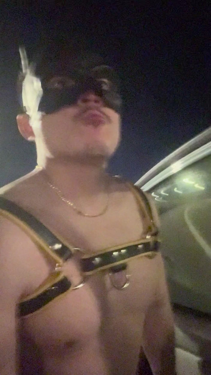Barenakedmuscles: Gece kas kralı: deri koşumlu Asyalı ve jockstrap boş sokaklara...