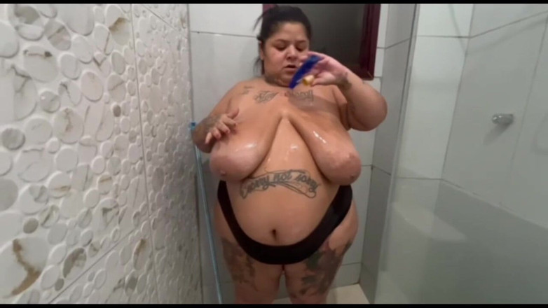 Mary Jhuana: Gadis nakal mengoleskan minyak sebelum mandi