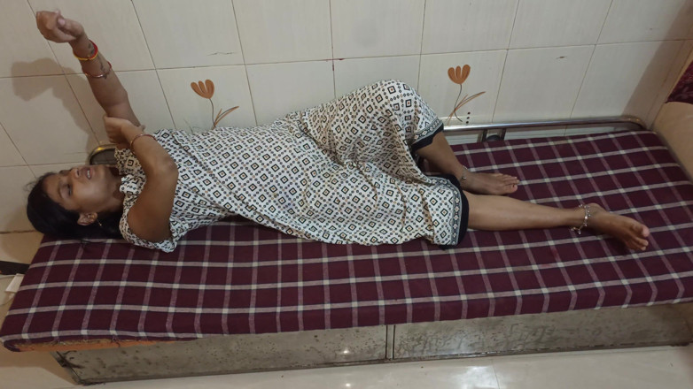 Aalox: Desi fratellastro ha scopato la sorellastra sul motivo del massaggio