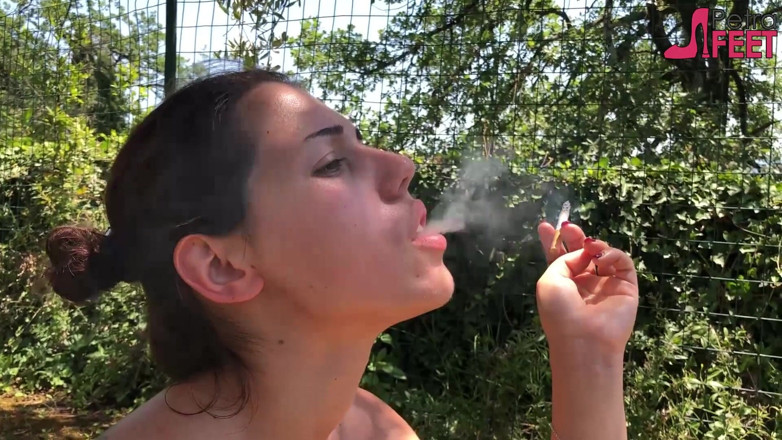 Smokin Fetish: Summer, foot fetish and smoking with Petra