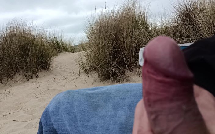 Rockardglans: Due sborrate in pubblico in spiaggia, esibizionismo, sega, sborrata senza...
