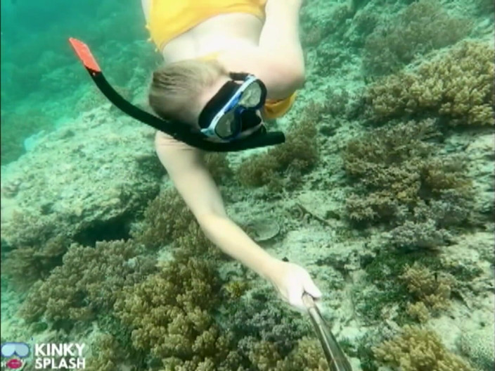 UKCuteGirl Lucy Lauren: Snorkel dziwka: ciasne bikini, maska nurkowa i podwodny fin złośliwiec