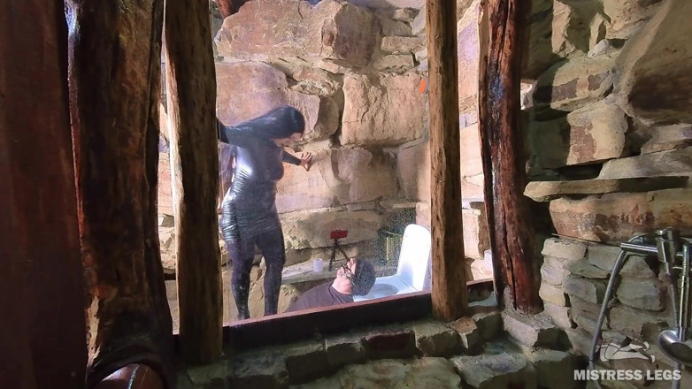 Mistress Legs: Meando en la garganta de mi esclavo - abierto de par...