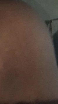 C’est ma neuvième vidéo, ma tatie est assise sur moi et me baise en sautant de haut en bas.