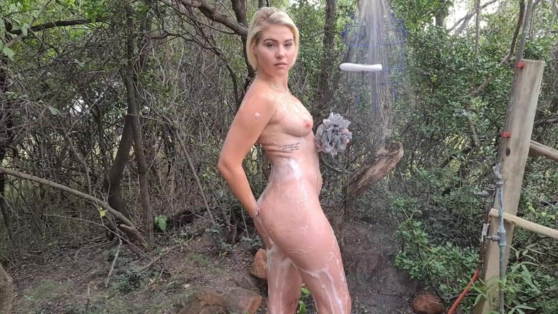 domslutfucker: Rubia caliente duchándose en el bosque en un resort desnudo
