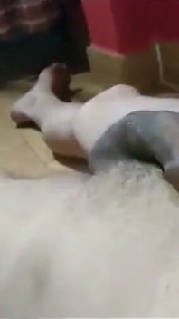 Je joue avec tes pieds pour allaiter