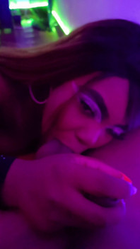 Eboni bertetek besar berkongkek panas dan secara rahsia memberikan blowjob deepthroat