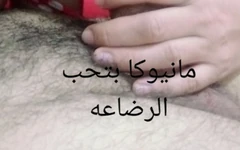 모유 수유를 좋아하는 아름다운 아랍 여성