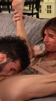 Ria Bentley leva Hatler Gurius grande carne em sua bunda pequena