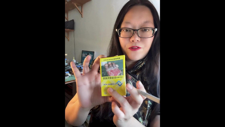 Smoking Asian: Chainsmoking Asian Confessions: Palenie 3 papierosów w seksownym jedwabnym cheongsam i...