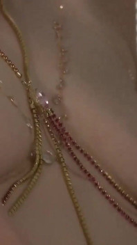 Une femme mariée dont le patron de son mari l’orne d’accessoires pour le corps. 3