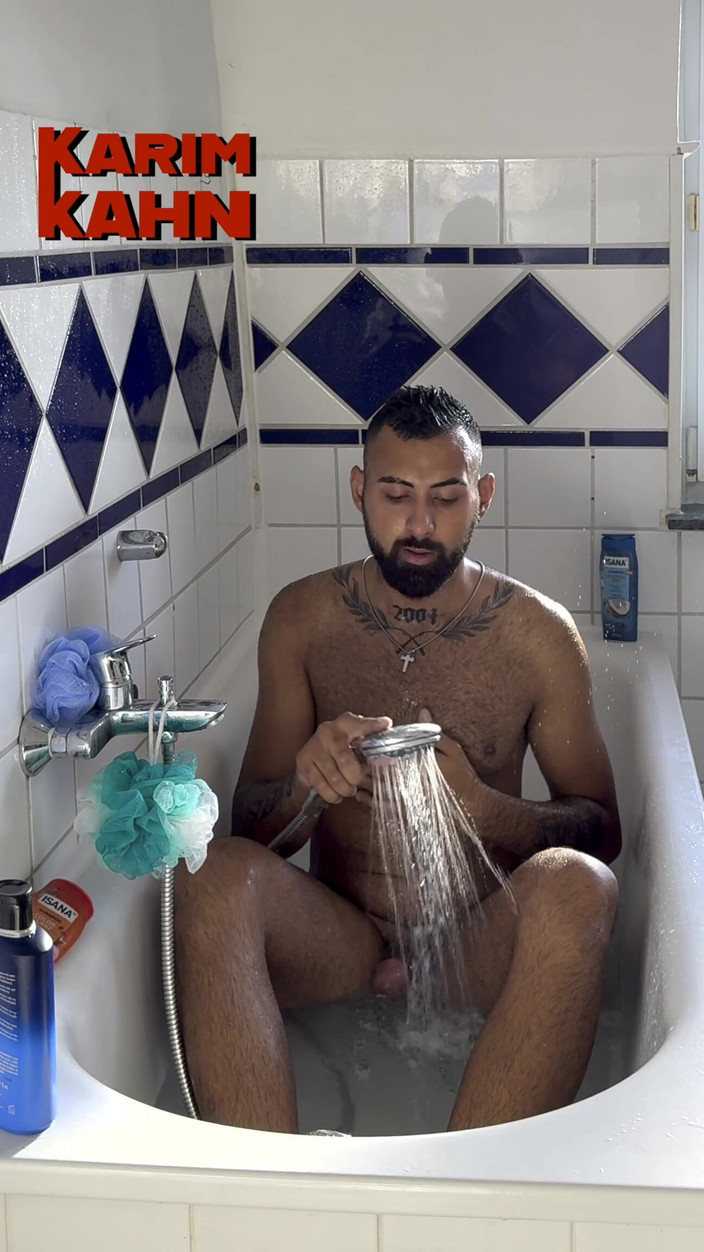 Karim Kahn: Tôi vô tình xuất vào miệng của mình trong bồn...