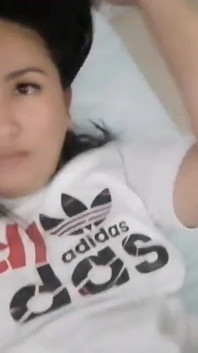 POV masturbace Monera na její velkou kundičku, dokud dosáhne lahodného orgasmu