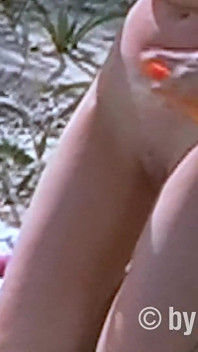 Sexy MILF nahá na nudistické pláži