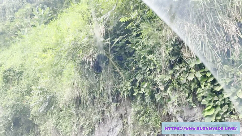 Suzy Wylde: Sfw chuyến đi đến Hana cho Suzy Wylde trong thác Waimoku, Maui