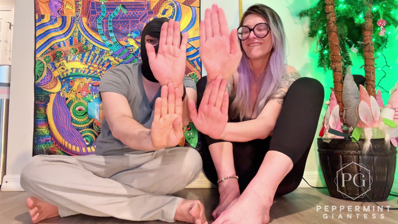 Peppermint Giantess: 6'7 руки великанесс полностью карлик его крошечные 6'3 руки мужчины - ладони к ладони размер унижение
