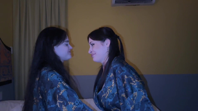 LuchCrush: Compilation selvaggia di orgasmi e baci lesbici