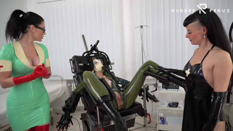 Rubber pervs: 2 donne in lattice danno alla troia una visita medica
