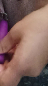 Chica atrapada mientras se masturba