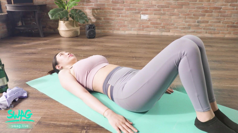 SWAG.live: Yoga ateşli orta yaşlı seksi kadın süt sızdırıyor ve sert...