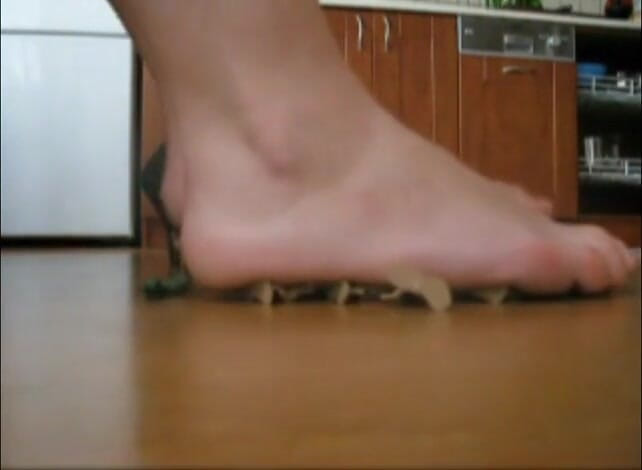 Foot Girls: Дроблення солдата іграшками