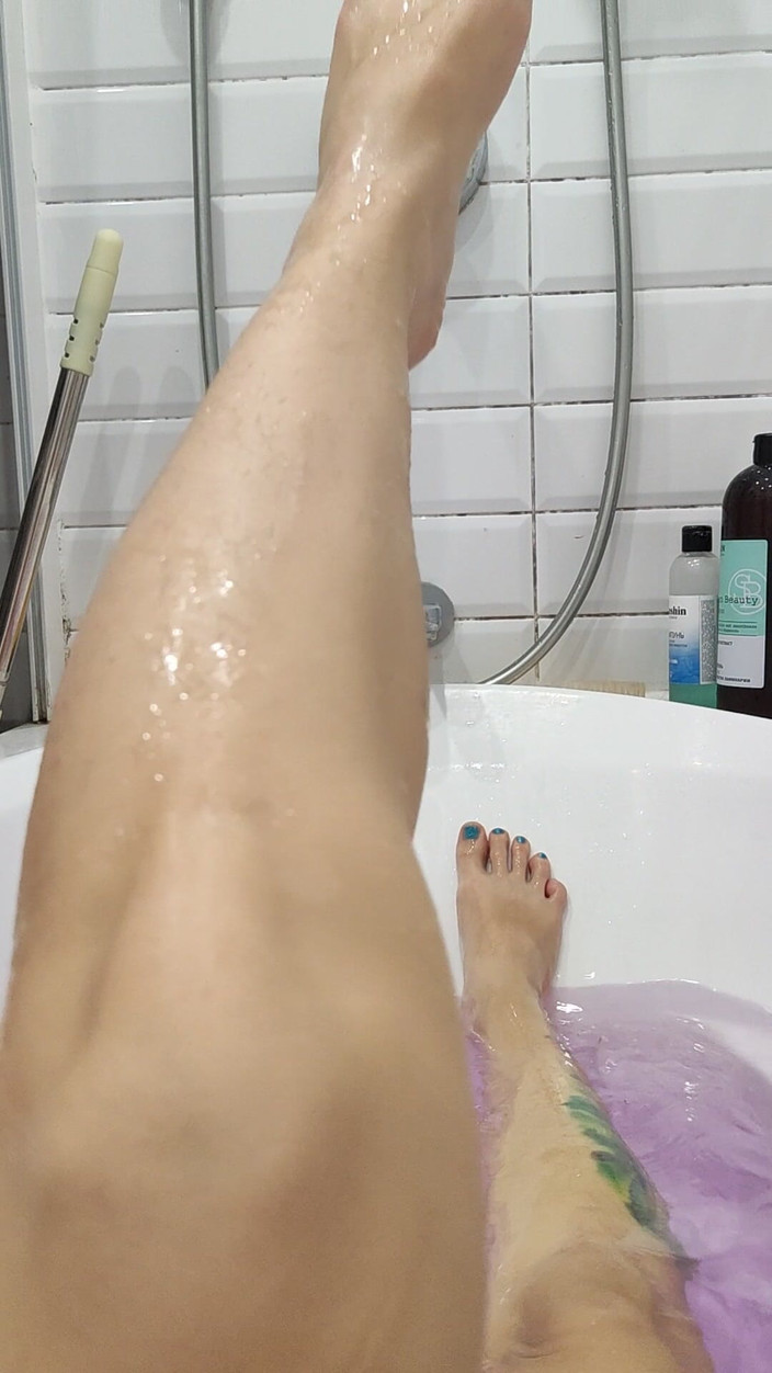 Risky Hairy Couple: 濡れた毛深い膣、毛深い脚と脇の下、浴槽の中の