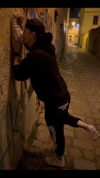 Băiat cu adidași
