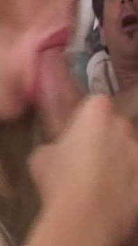 La troia bionda si sditalina la figa gocciolante all'aperto fino a squirtare