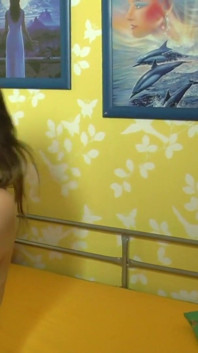 Německá amatérská trojka s neuvěřitelným množstvím orgasmů a potěšení pro dvě prsaté milfky, které sdílejí jednoho ptáka