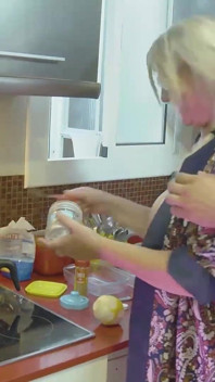 Une femme mature à forte poitrine prépare sa recette star