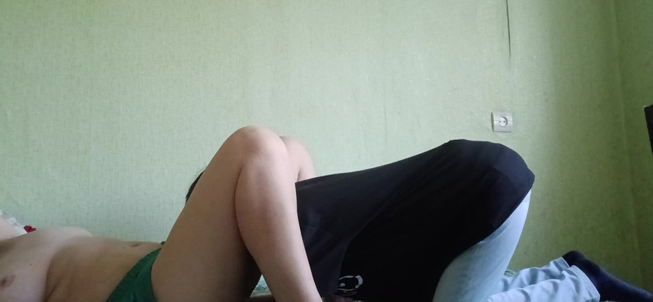 Lesbian-candys: 집에 없을 때 남친의 새엄마의 털이 무성한 보지를 먹어