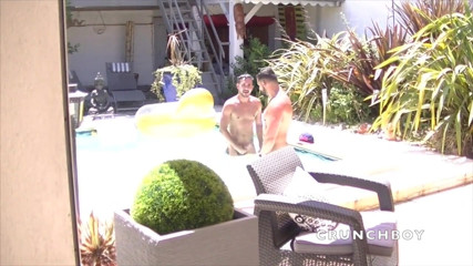 BAREBACK AND CREAMPIE CLUB: Enzo yüzme havuzunda xxl yarakla prezervatifsiz sikiliyor