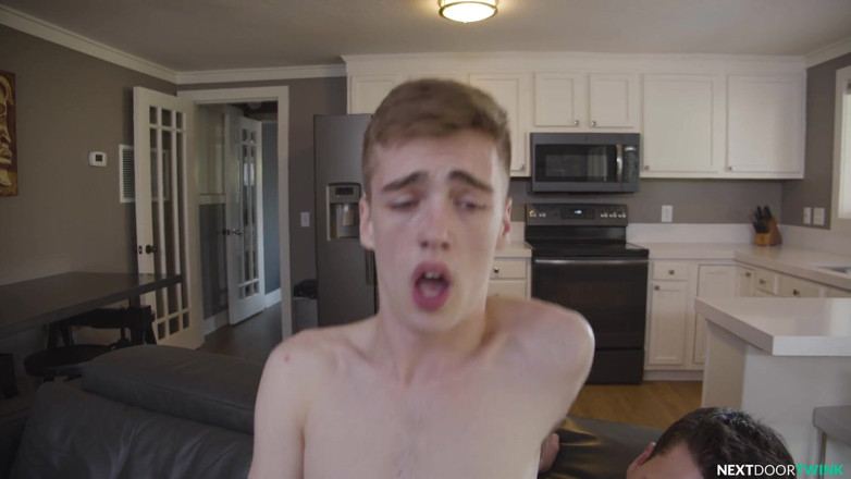Next Door Studios: NextDoorTwink - Pejalan Kaki Twink Tanner Reed dikongkek seperti si jalang