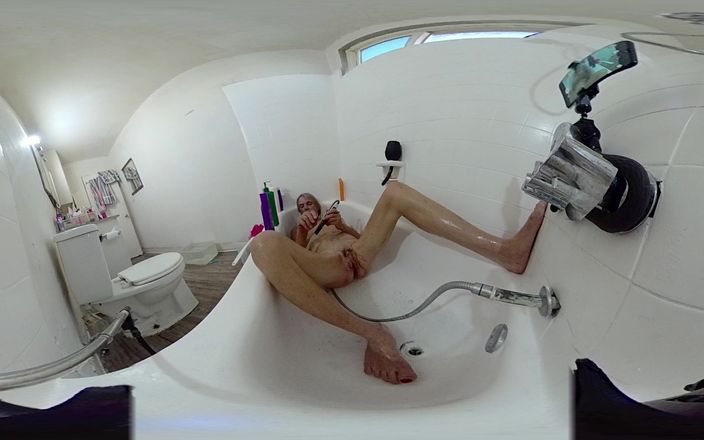 Lizzy Yum: Lizzy Yum VR июнь 2025 Мастурбация с расширенным купанием и не даю дойти до оргазма в любительском видео