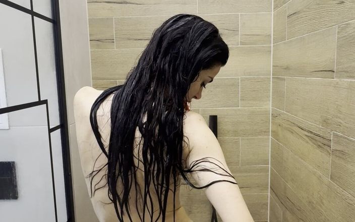 silicone_brunette: Primera ducha en la Casa de Muñecas