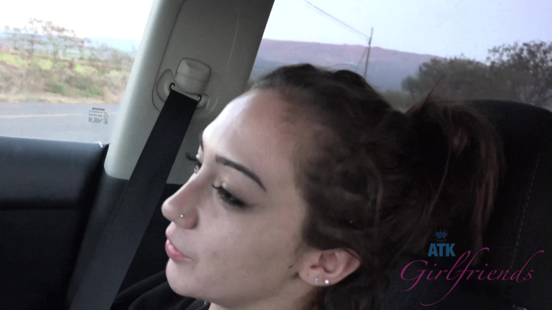 ATK Fans (Girlfriends): Lily rookt een sigaret en duikt dan in je pik