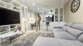 Emma性感的年轻漂亮的亚洲人妖在户外被干并和大屁股肌肉男做爱