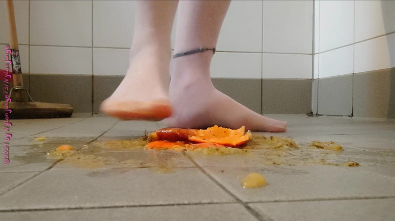Carmen_Nylonjunge: Footplay di stoking dengan buah-buahan