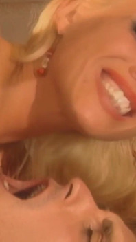 Tři blonďaté kancelářské děvky Deepthroat Asijské 25cm Monster & Boss Cock!