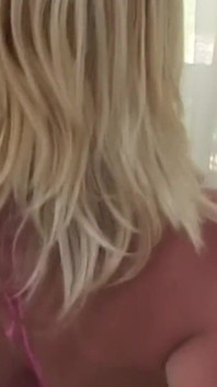 Tijdens het neuken van haar grote kont en haar vervelende kontgaatje schreeuwde deze teef als een varken