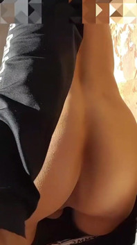 Un tânăr homosexual se predă jocului anal cu slim fizică în aer liber