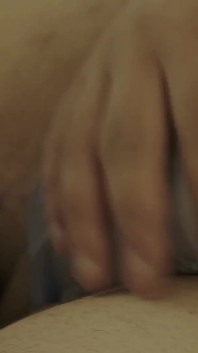 Gioca in mutandine in perizoma blu di raso