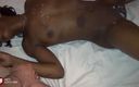 Cumbizz: Zwarte tiener creampie gangbang door grote blanke lul
