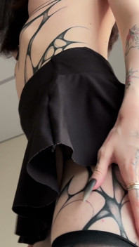 Alt-meisje in rok en netkousen krijgt een enorme creampie in haar strakke roze poesje