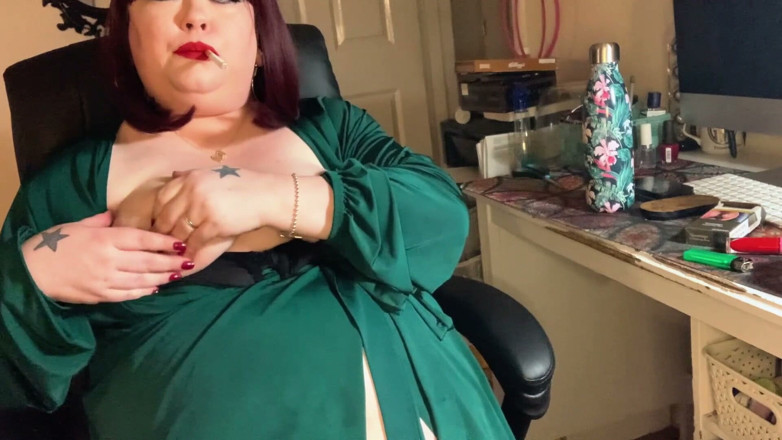 Tina Snua: British BBW Plays with Tits as She Smokes Omi - Tina...