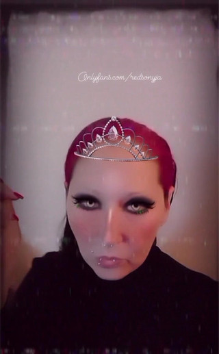 Dominatrix Redsonyja: Miluji zbožňování sebe a zvláště miluji, když mě můj otrok...